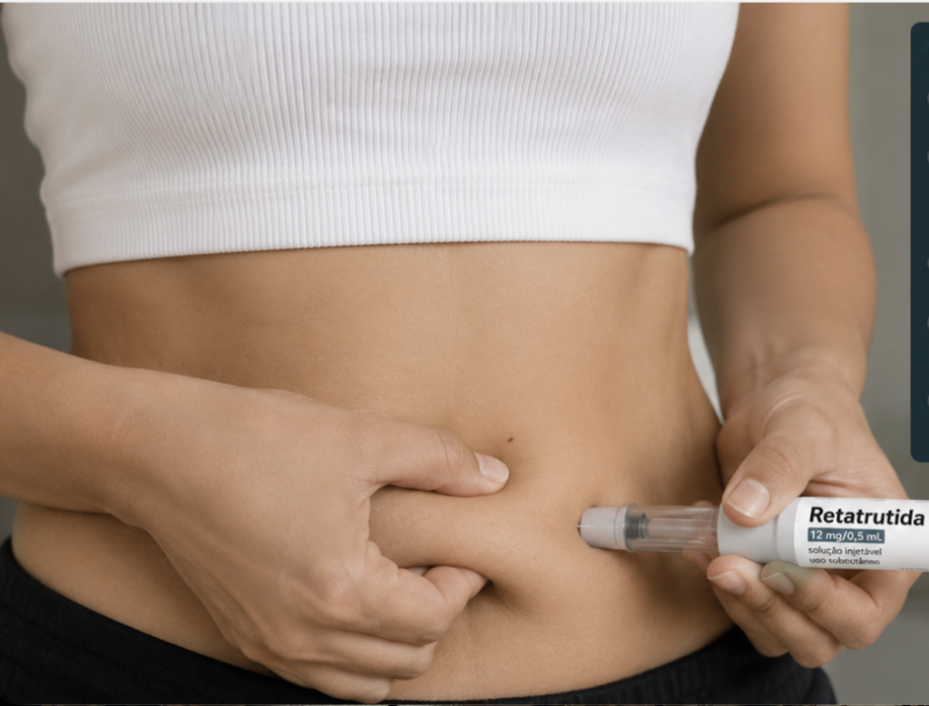 Pessoa realizando aplicação subcutânea de medicação injetável no abdômen, utilizando uma caneta aplicadora (Retatrutida), com prega abdominal para facilitar a administração.